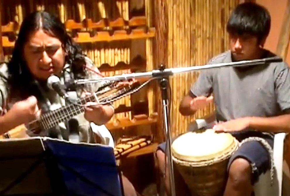 Bibiano Tolava y Sanyo ejecutan "Adiós, Pueblito de Iruya"