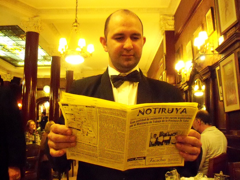 Diego, mozo en el Café Tortoni, leyendo NOTIRUYA