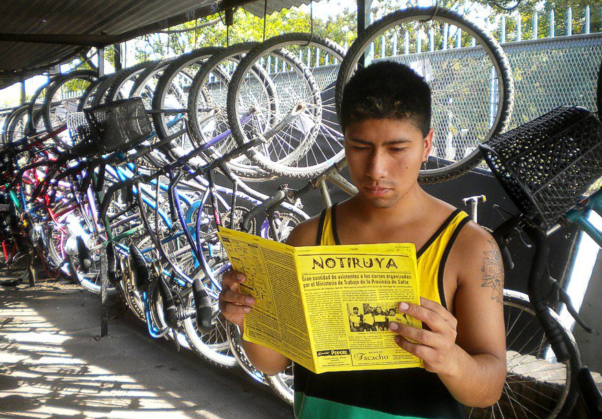 Leyendo NOTIRUYA, en la guardería de bicicletas de Ezeiza