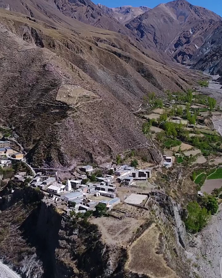 Abajo, el centro del pueblo de San Isidro. Arriba, el cementerio.