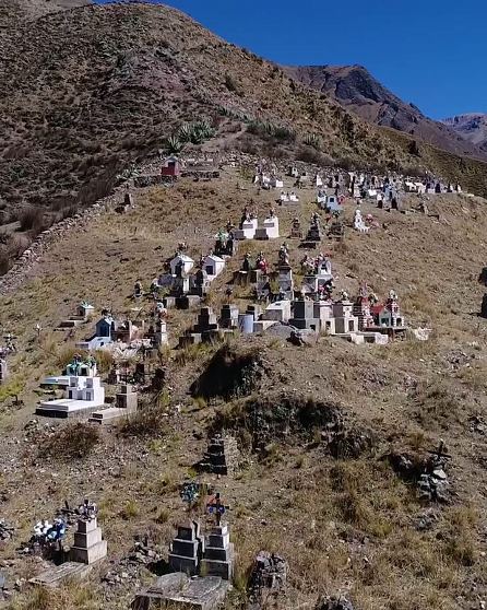 Vista aérea del cementerio de San Isidro (Iruya).