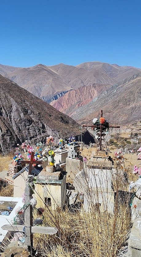 Vista desde el cementerio, con las impactantes montañas.