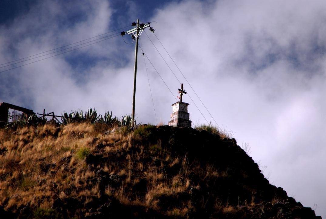 Mirando hacia arriba desde el pueblo de San Isidro, el mirador y la puerta del cementerio.