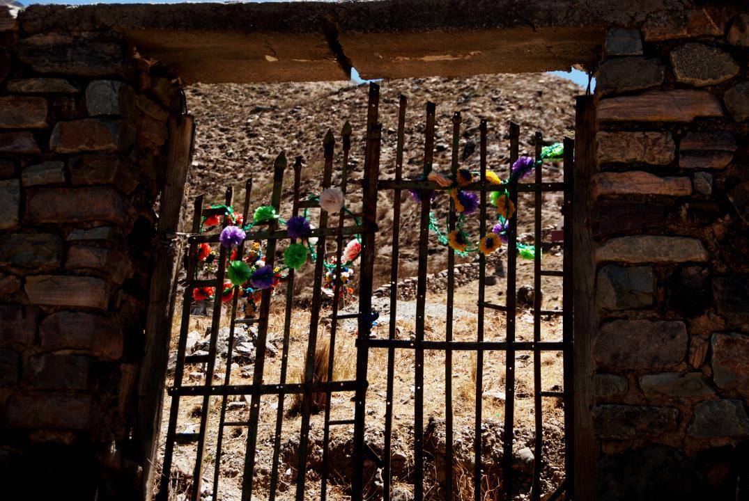 La puerta del cementerio.