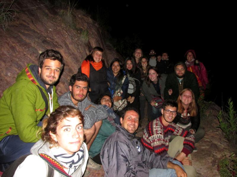 Grupo de personas durante la Experiencia Nocturna organizada por Pablo Harvey.
