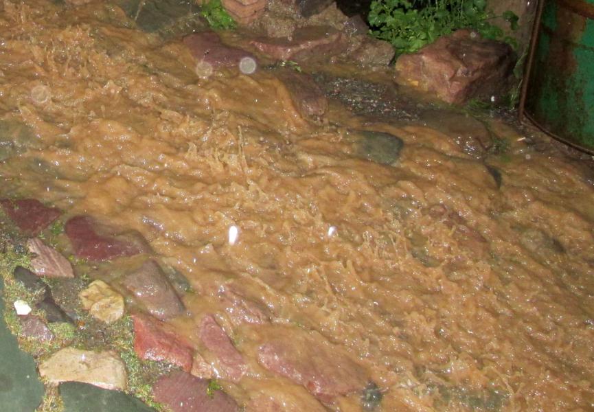 Calle del pueblo convertida virtualmente en un pequeño río.