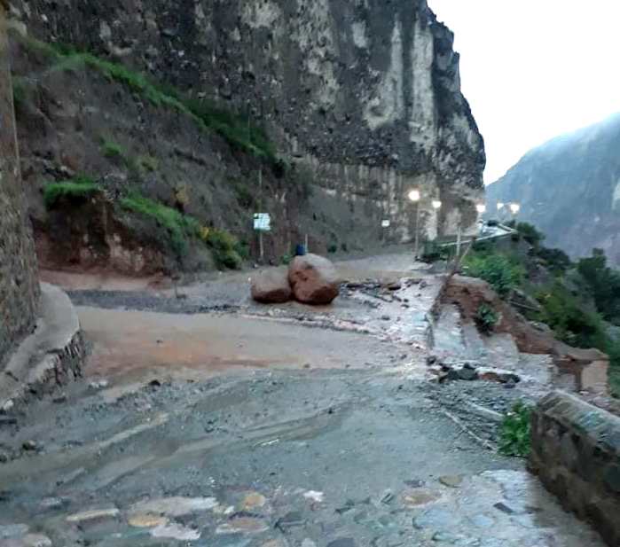 A consecuencias de la lluvia del sábado en Iruya, una gran piedra en medio de la ruta, junto a otra más pequeña. Y barro, además.
