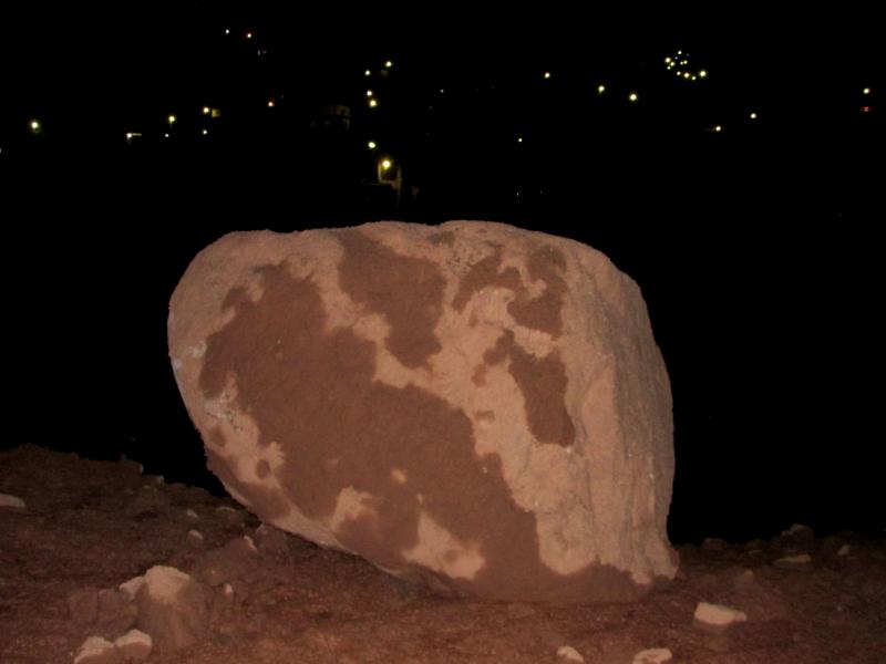 Efectos de la lluvia del sábado en Iruya: una gran piedra que quedó al costado de la ruta, en la Quebradita Colorada.