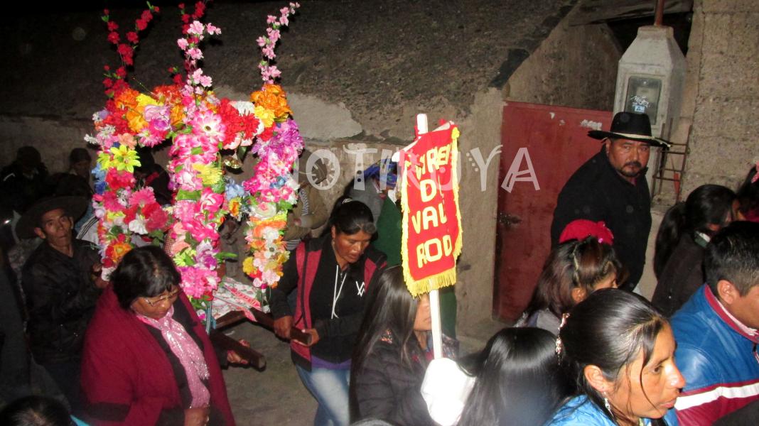 Procesión nocturna por las calles de Iruya, en la Fiesta del Rosario 2018.