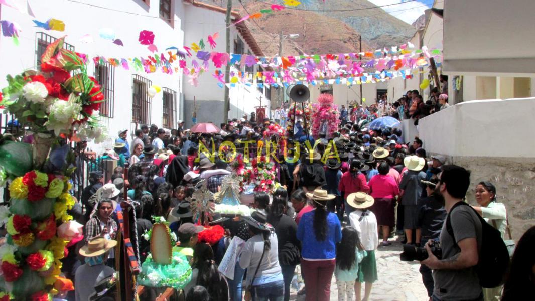 Procesión pasando por la calle Salta, en la Fiesta del Rosario 2018.