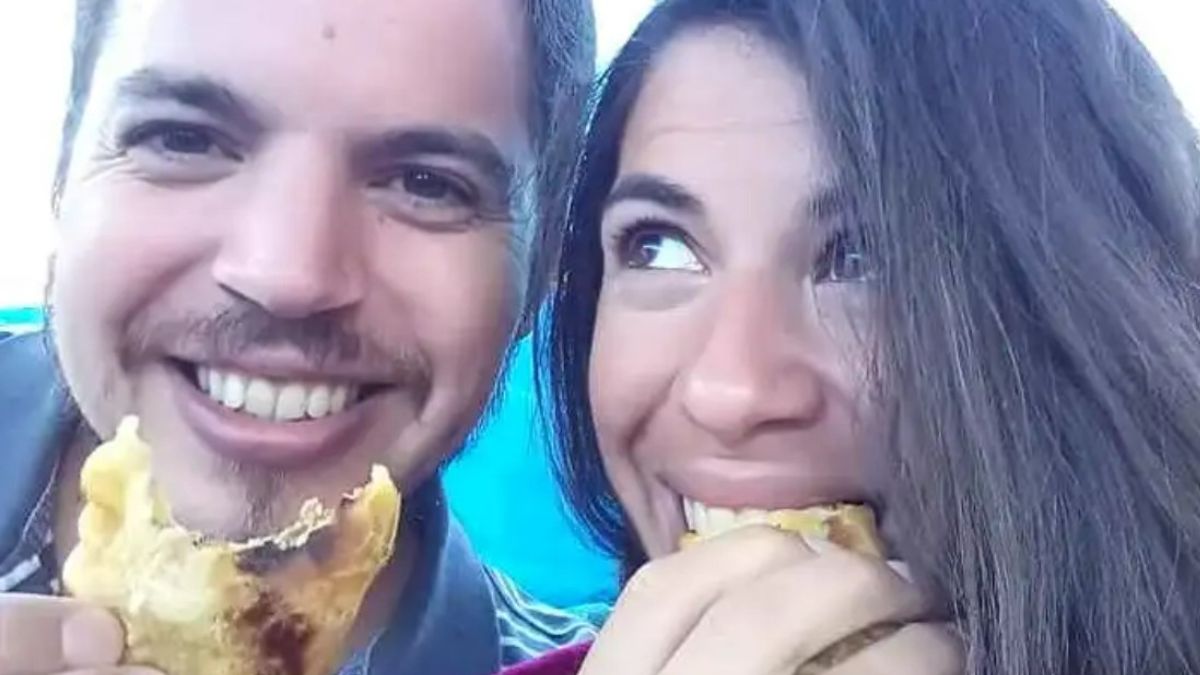 Una feliz pareja al momento de disfrutar empanadas en Iruya.