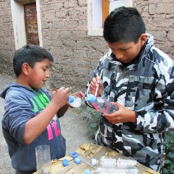 Niños durante un taller de reciclaje creativo.