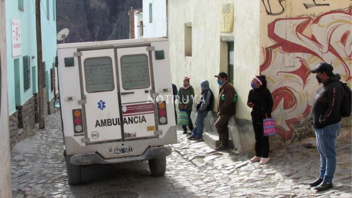 Personas observando pasar la ambulancia.