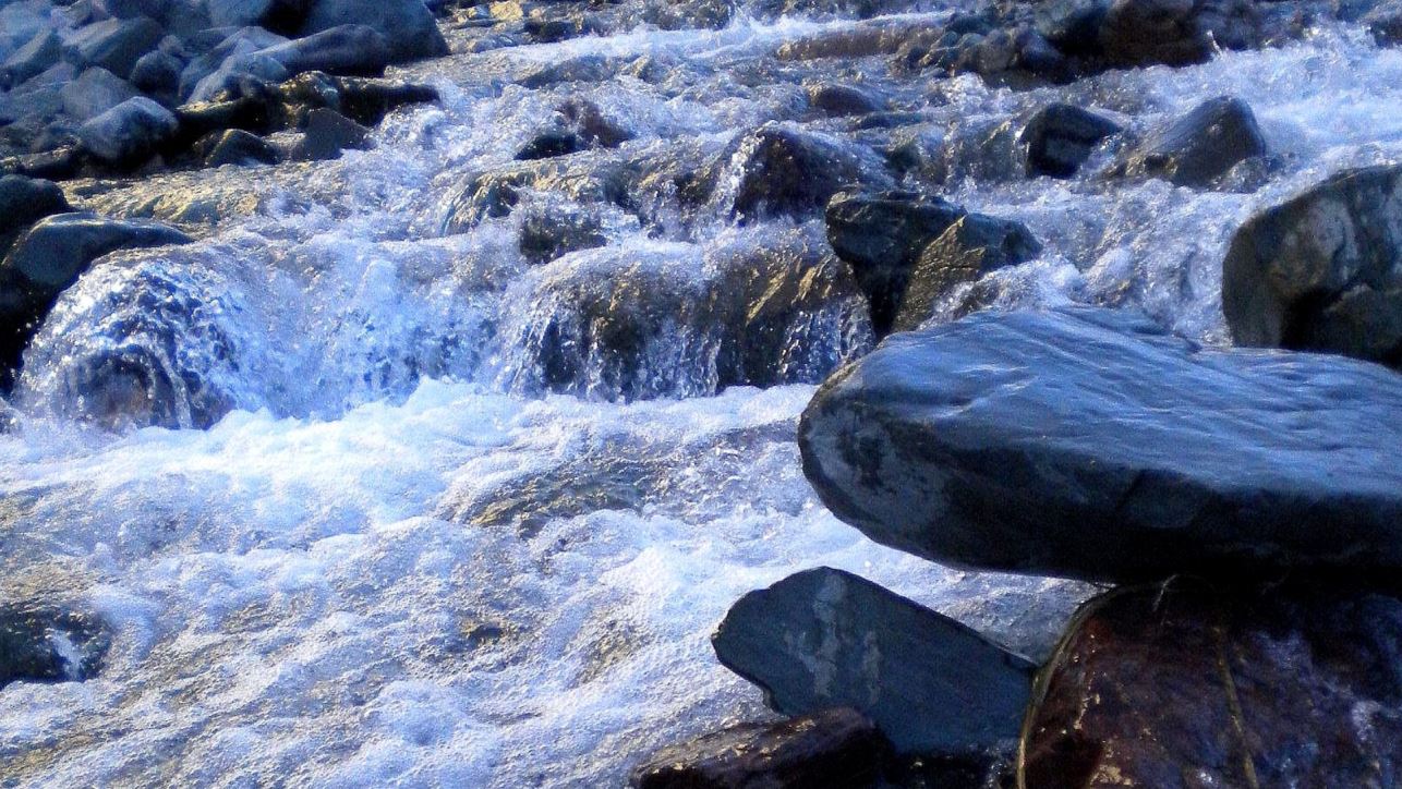 Ecología y medio ambiente, un río de montaña de aguas cristalinas.