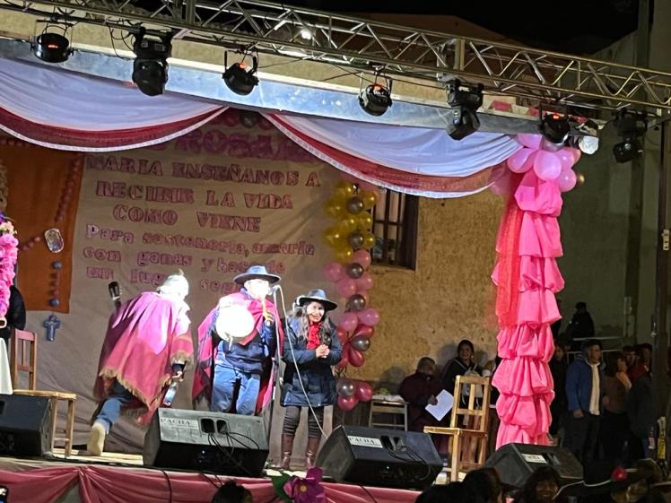 Copleros cantan su repertorio.