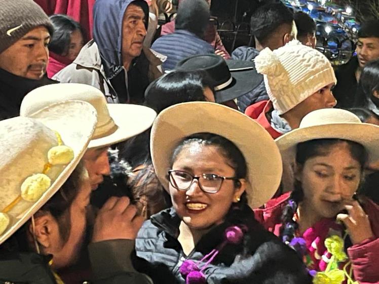 Personas disfrutando en la serenata. Imágenes de la Fiesta Patronal.