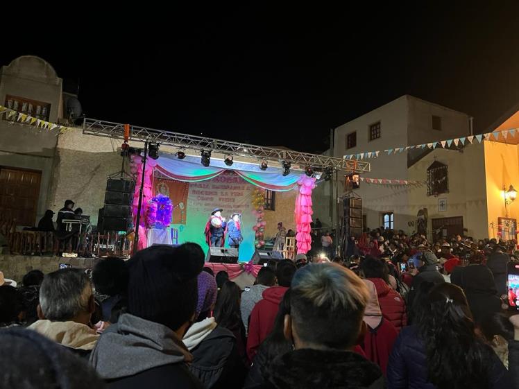 Al fondo, el escenario de la serenata a la Virgen del Rosario, en primer plano, la gente.
