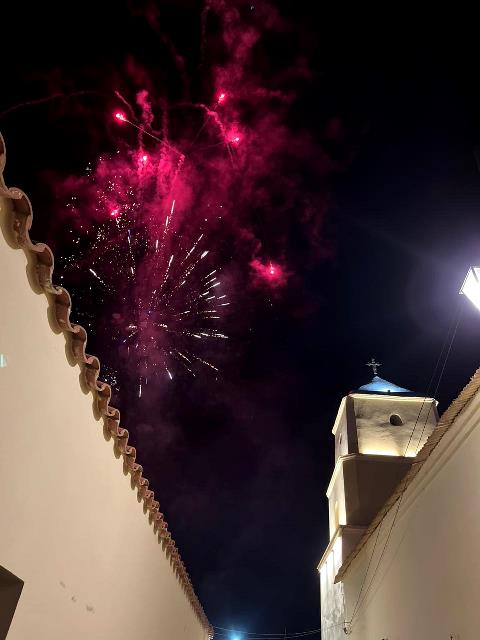 Fuegos artificiales rojizos, frente a la iglesia de Iruya.