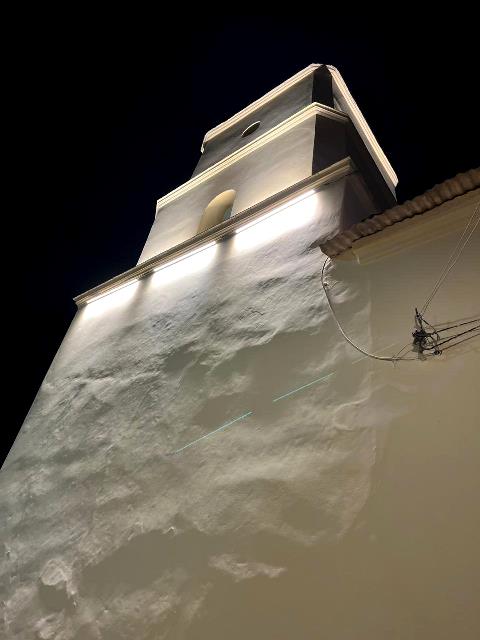 Vista de la pared de la iglesia de Iruya, con la torre y el campanario.