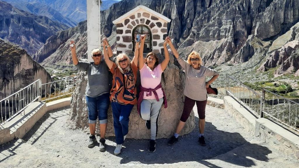 Un grupo de mujeres disfrutando en Iruya, en el Mirador La Cruz.