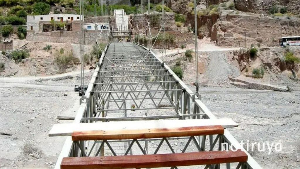 Imagen tomada durante la construcción del puente colgante de Iruya, en el año 2009.