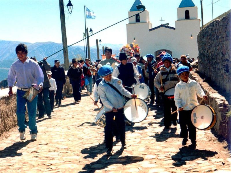 La procesión saliendo de la iglesia de Pueblo Viejo.