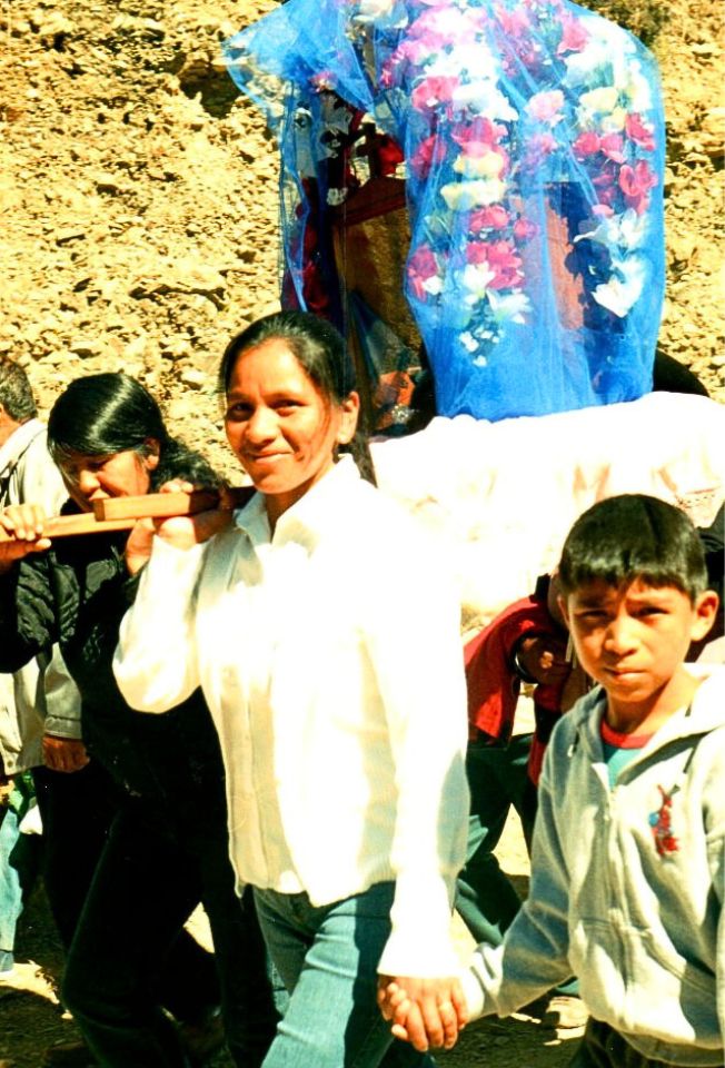 Durante la procesión, en la fiesta patronal de Pueblo Viejo.