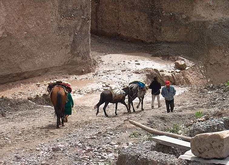 Iruya y su vida cotidiana: personas con caballos a punto de cruzar el río con barro. (Ph: Patricio Palau).