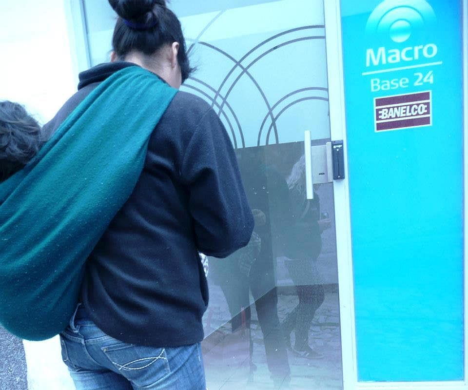 Iruya y su vida cotidiana: una mujer con su bebé en la espalda, a punto de utilizar el cajero automático. (Ph: Belén Wedeltoft).