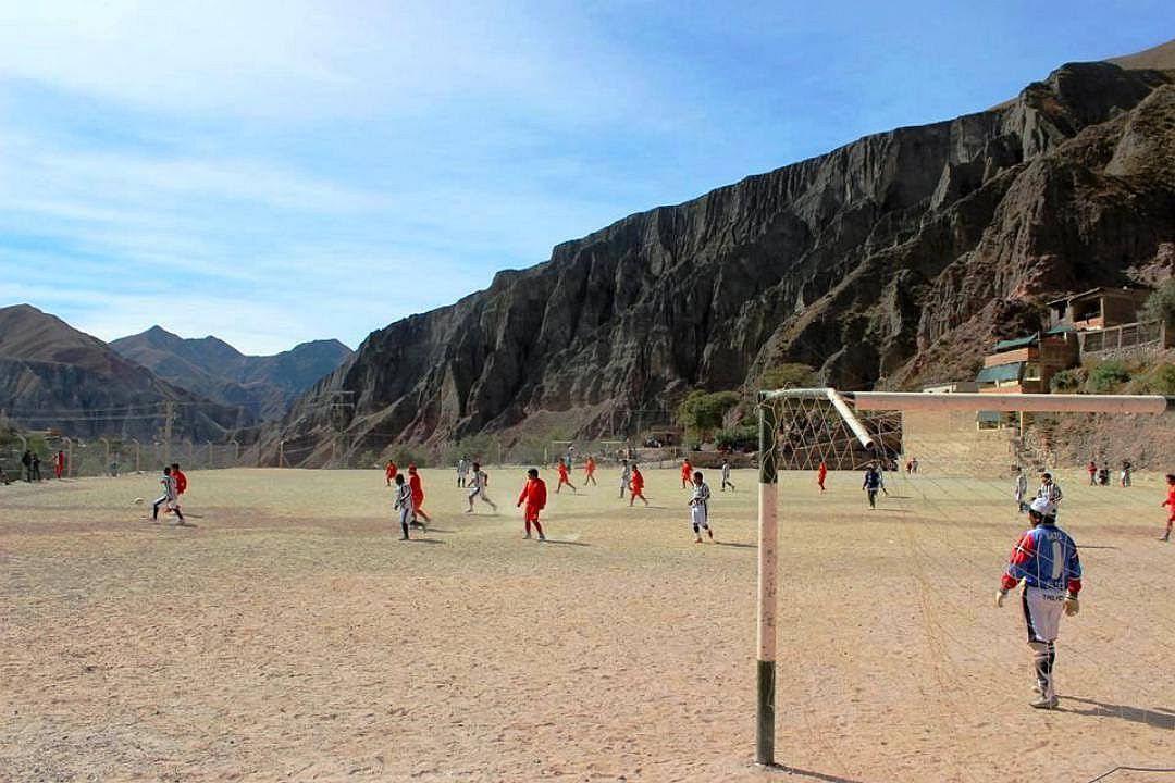 Imagen de Iruya y su vida cotidiana: partido de fútbol en el paisaje de montaña. (Foto: Dalma Nerea).