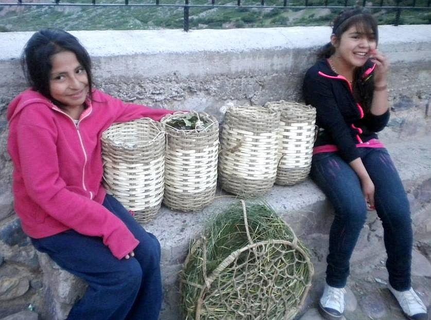 Iruya y su vida cotidiana: chicas ofreciendo a la venta sabrosos higos, ubicados en cestas. (Foto: Pablo Harvey).