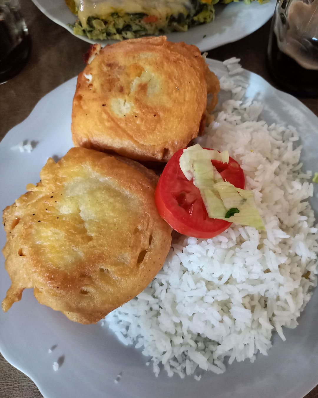 Bombas de papa con arroz, un plato de Comedor Tina.