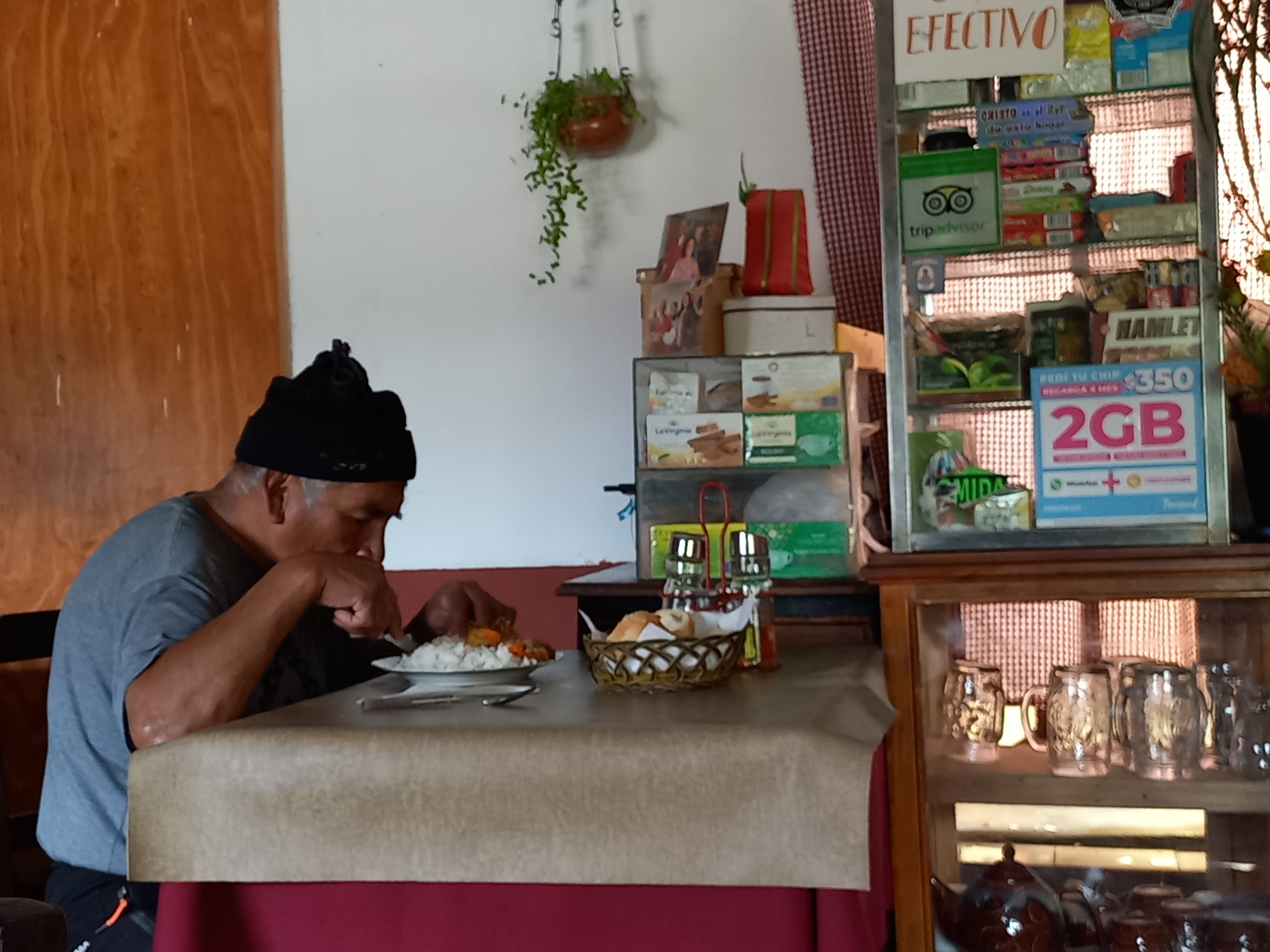 Un vecino del pueblo saboreando su comida en Comedor Tina. (Ph: Silvina Di Caudo).