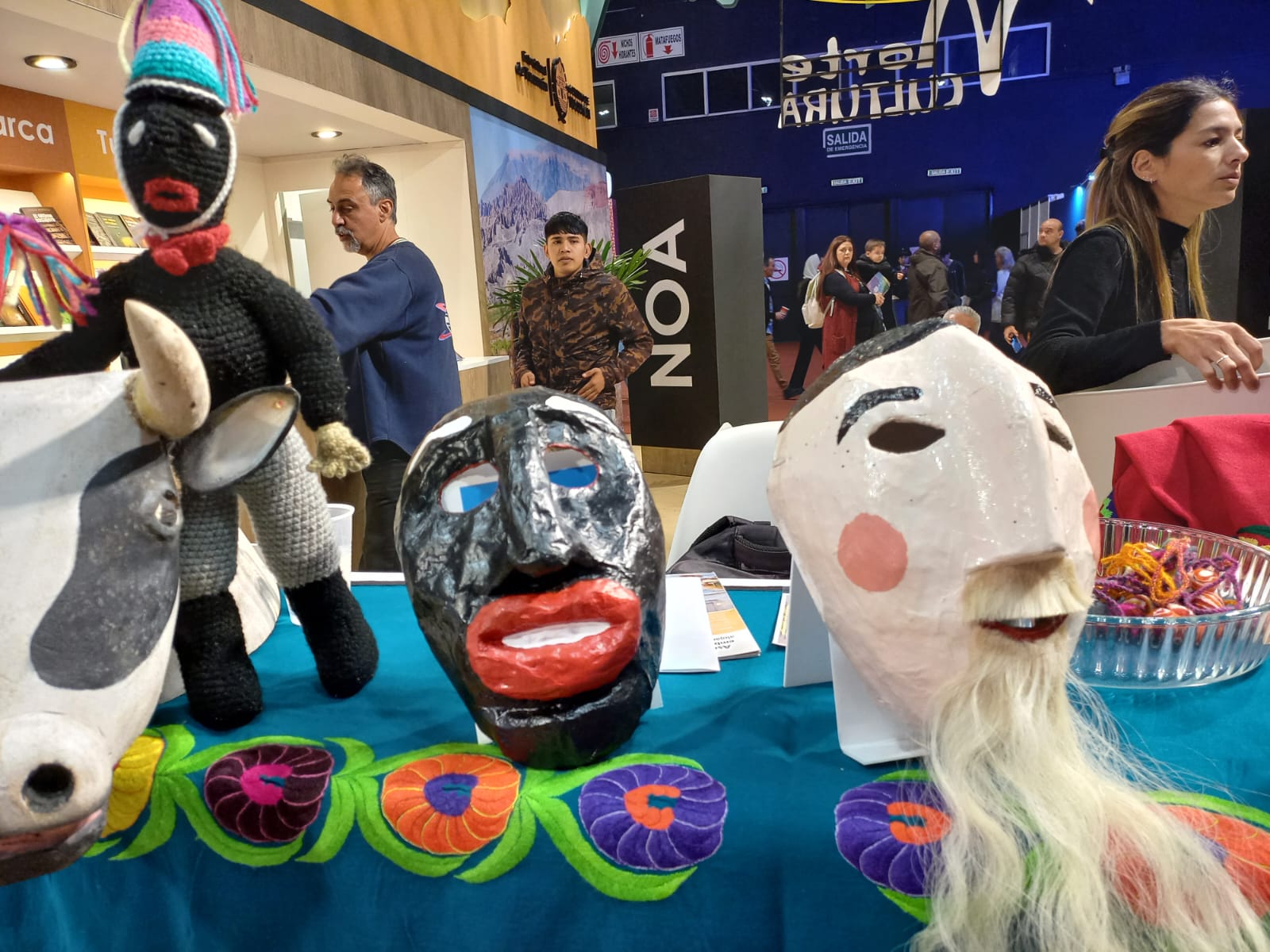 Máscaras de los cachis, en la presentación de "Celebrante - El último torito" en Bs As.