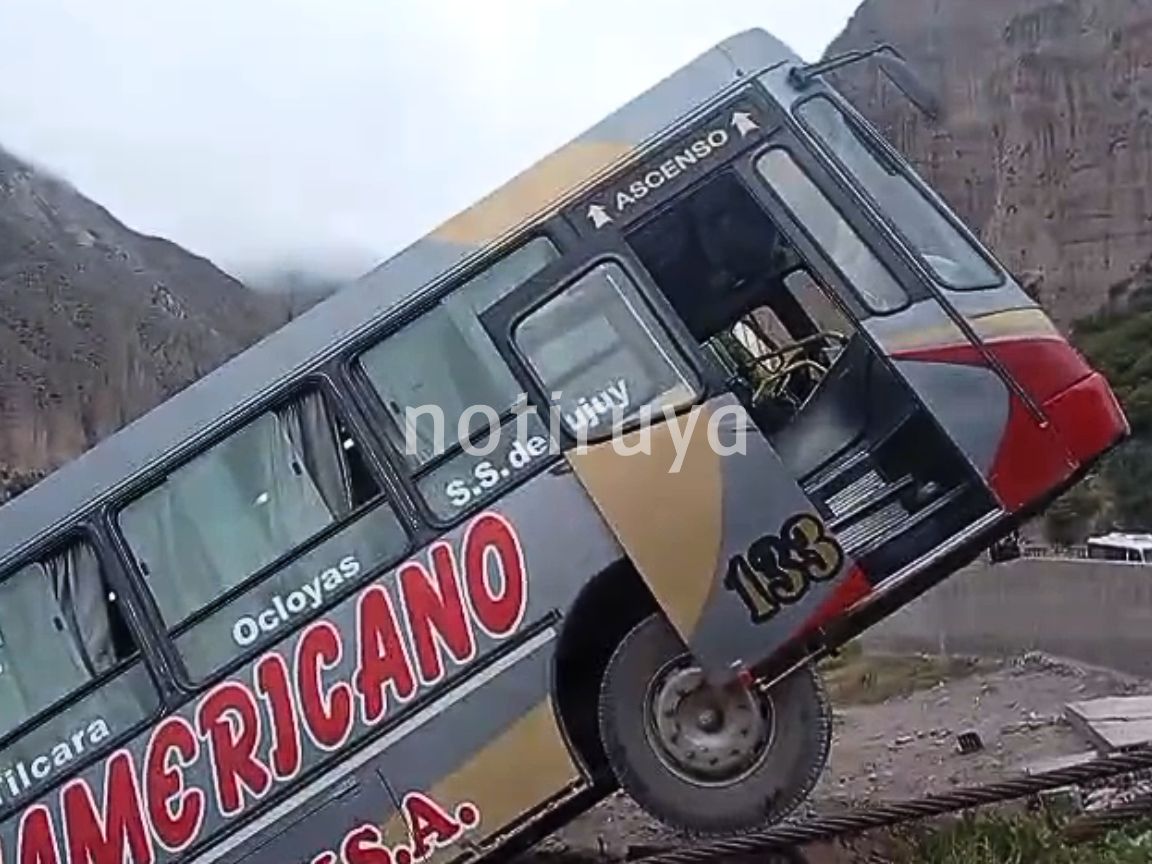 Colectivo inclinado, que causó el extraño accidente en Iruya.