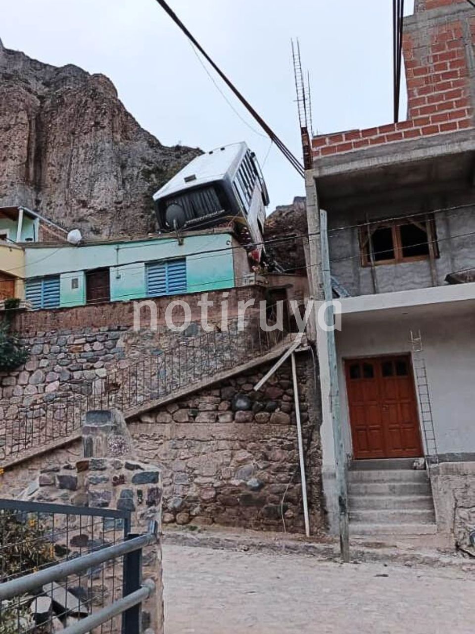 Un colectivo arriba de una casa, en Iruya.