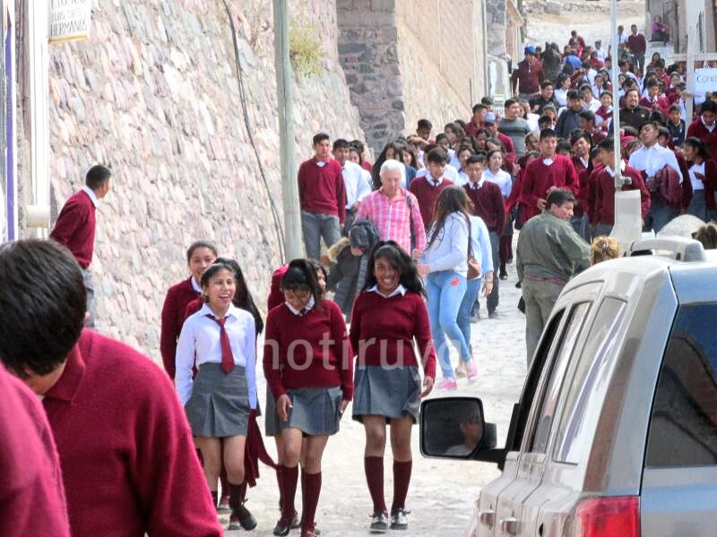 Alumnos del secundario bajan por una calle de Iruya.