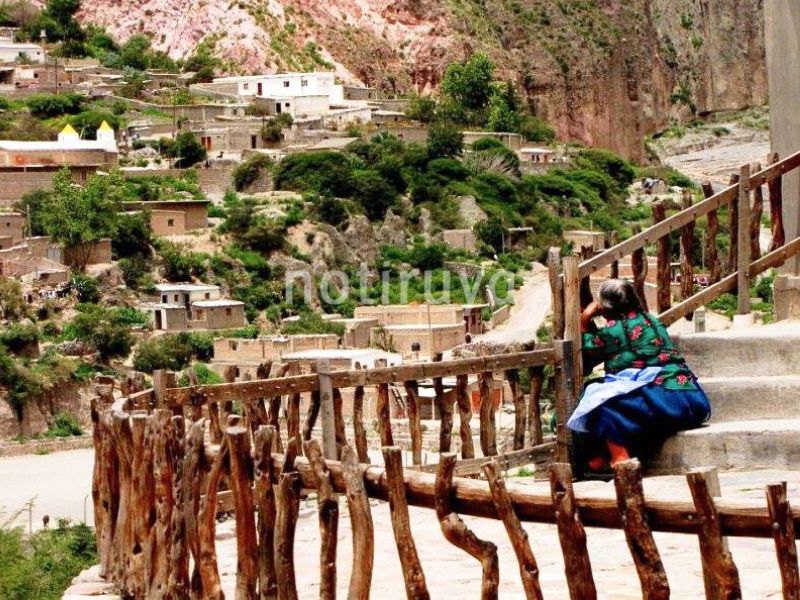 Vida cotidiana en Iruya: una mujer contempla y medita.