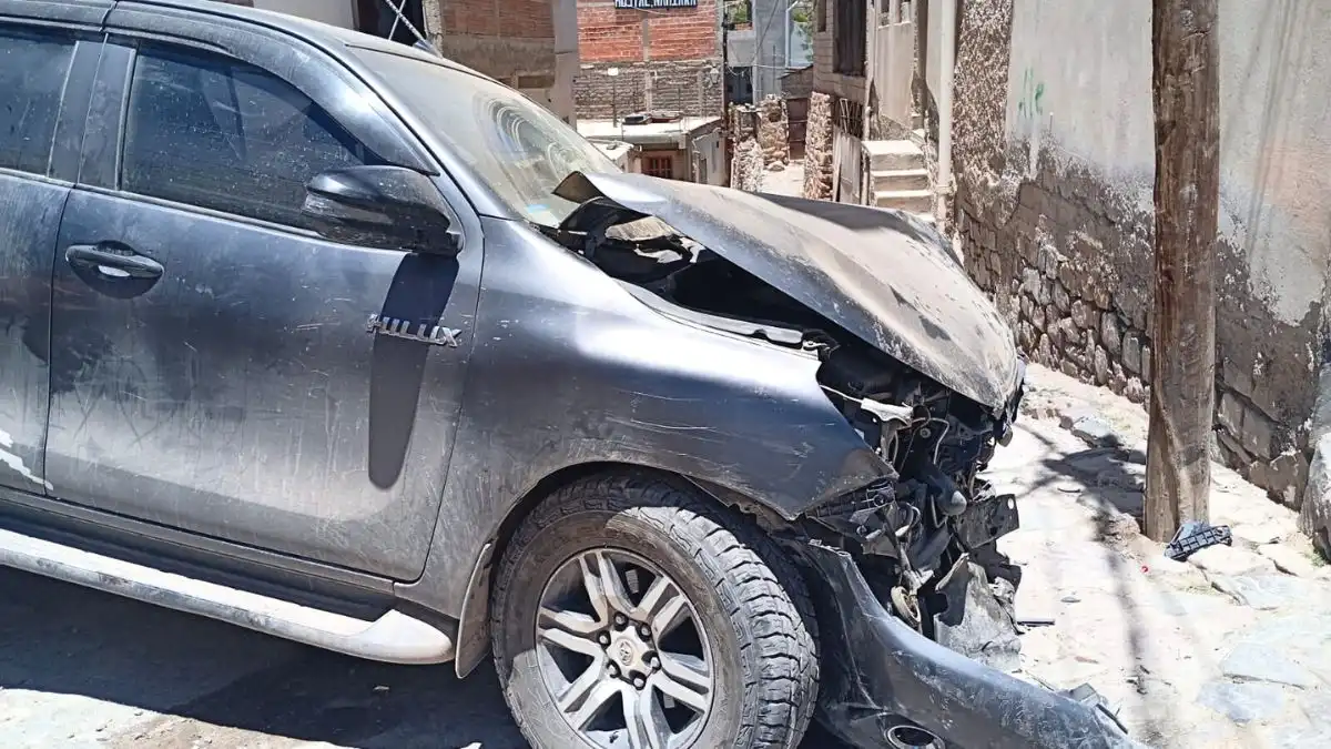 Choque entre camión y camioneta: la parte delantera de la Toyota Hilux.