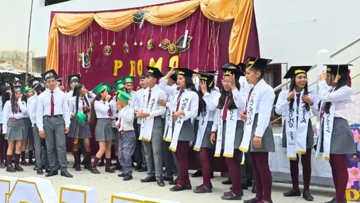 Los egresados, juntos.